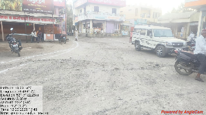 चकलांबा गावातील ग्रामपंचायत कार्यालय गावकऱ्यांसाठी सेवा केंद्र म्हणून कार्यरत आहे.